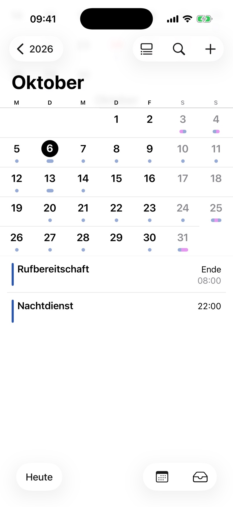 iPhone-Kalender, Monat mit Liste: die Diensttage als Punkte im Monat, darunter die Termine des gewählten Tages — Ende der Rufbereitschaft um 08:00, Nachtdienst ab 22:00
